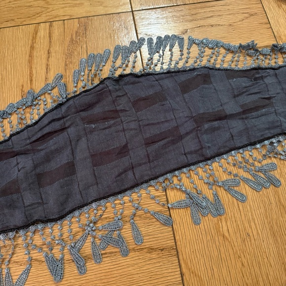 Women’s triangle fringe scarf - Picture 4 of 5